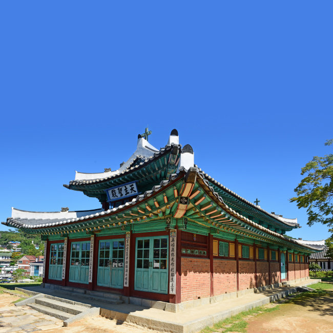 인천 강화군 강화읍에 위치한 대한성공회 강화성당은 한국에서 가장 오래된 한옥 양식 성당이다. [이광표]