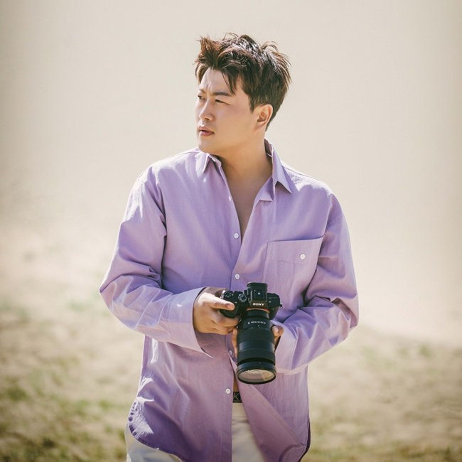 ‘사진 찍기’는 김호중의 취미 중 하나다. 그는 2021년 7월 18일 자신의 SNS 계정에 “찍고 싶은 거 마음껏 찍기”라는 글을 올리고 “셔터를 왜 누르는지 알았다. 행복하고 마음이 편안하다”는 설명을 덧붙였다. [생각엔터테인먼트]