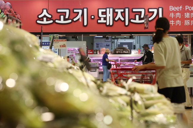 7월 5일 서울의 한 대형마트에서 시민들이 장을 보고 있다. 통계청이 이날 발표한 6월 소비자물가 동향에 따르면 6월 소비자물가지수는 전년 동기 대비 6.0% 상승했다. 소비자물가 상승률이 6%를 넘은 것은 1998년 11월(6.8%) 이후 23년 7개월 만이다. [뉴스1]