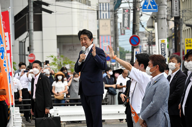 아베 신조 전 일본 총리가 피습 직전인 7월 8일 오전 11시 30분경 나라의 야마토사이다이지역에서 길거리 유세를 하고 있다. 그는 연설 도중 두 발의 총을 맞고 병원으로 이송된 후 숨졌다. [아사히신문]