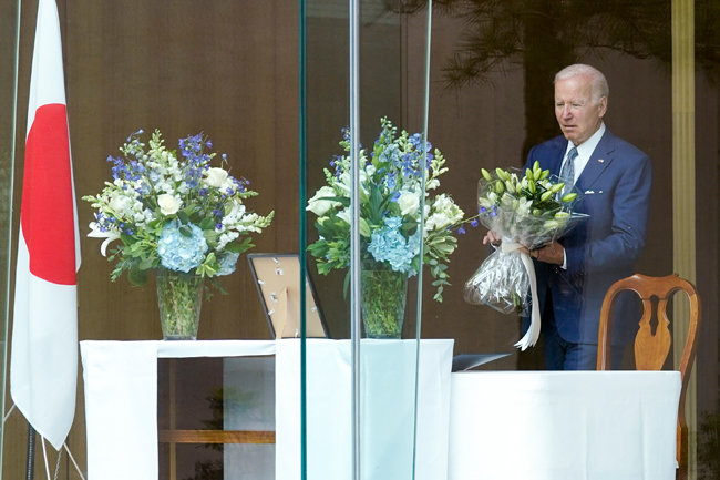 7월 8일(현지 시간) 아베 신조 전 일본 총리의 분향소가 마련된 미국 워싱턴 일본대사관저를 찾은 조 바이든 대통령이 조화를 들고 있다. [워싱턴=AP 뉴시스]
