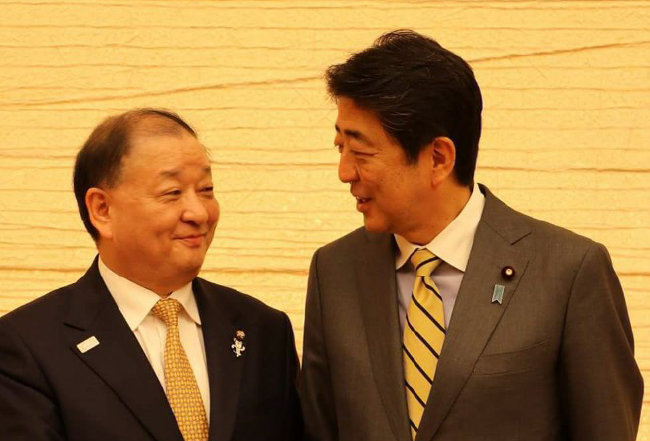 강창일 전 주일대사가 생전의 아베 신조 전 일본 총리와 찍은 사진. [강창일 전 주일대사]