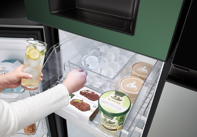 LG전자 얼음 정수기 냉장고 디오스 오브제컬렉션으로 만든 구형 얼음. [LG전자]