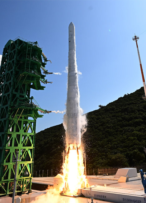 순수 국내 기술로 제작된 한국형 발사체 누리호가 6월 21일 전남 고흥군 나로우주센터 발사대에서 화염을 내뿜으며 우주로 날아오르고 있다. [동아DB]