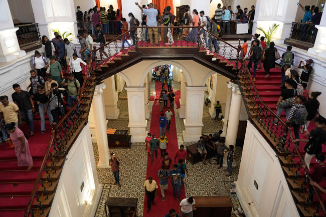 7월 13일(현지시간) 스리랑카 최대 도시 콜롬보의 대통령궁을 반정부 시위대가 활보하고 있다. [콜롬보=AP 뉴시스]