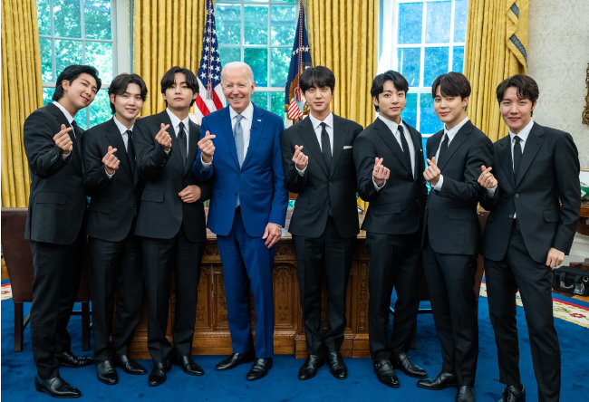 5월 31일(현지 시간) 미국 백악관 대통령 집무실에서 조 바이든 미국 대통령(왼쪽에서 네 번째)과 BTS 멤버들이 손가락으로 하트를 만들며 포즈를 취하고 있다. [BTS 트위터 계정 캡처]