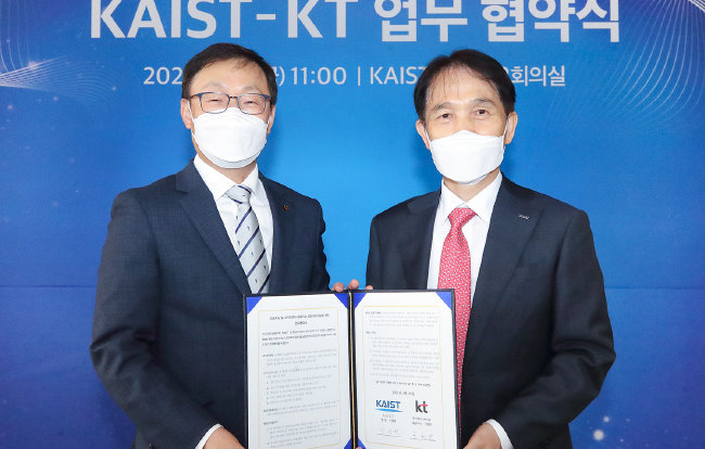 2021년 12월 14일 대전 유성구 KAIST 행정본관에서 열린 KT와 KAIST 공동연구센터에서 구현모 KT 대표(왼쪽)와 이광형 KAIST 총장이 업무협약을 맺었다. [KT]