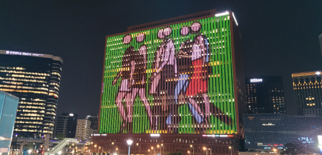 2009년 서울 중구 서울스퀘어 빌딩 외벽에 설치한 미디어파사드에 영국 미술가 줄리언 오피 작품 ‘걸어가는 사람들’. [동아DB]