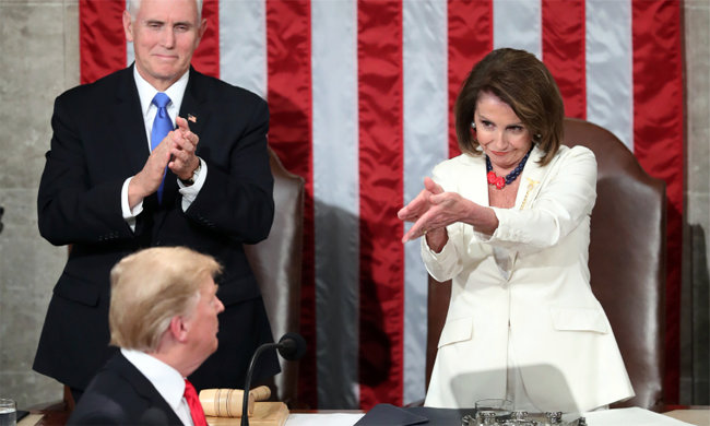2019년 2월 5일 당시 도널드 트럼프 미국 대통령(왼쪽 아래)이 연설에서 “복수의 정치를 끝내자”고 말하자 낸시 펠로시 하원 의장(오른쪽)이 조롱하듯 ‘물개 박수’를 치고 있다. [AP 뉴시스]