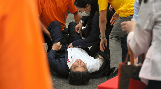 7월 8일 일본 나라현 나라시에서 아베 신조 전 총리가 피격 직후 길바닥에 쓰러진 채 가슴에 피를 흘리고 있다. [아사히신문]