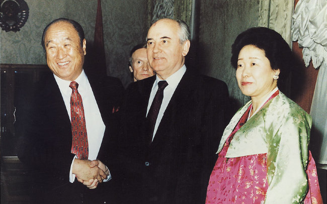1990년 문선명 통일교 총재가 미하일 고르바초프 당시 소련 공산당 서기장과 악수하고 있다. [동아DB]