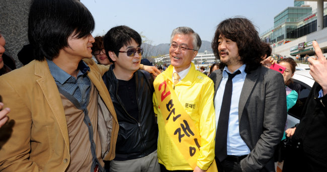 4·11 총선의 공식 선거운동 기간을 이틀 남겨둔 2012년 4월 9일 부산대 앞에서 문재인 당시 민주당 상임고문(왼쪽 세 번째)이 주진우 ‘시사IN’ 기자(왼쪽 첫 번째), 탁현민 성공회대 교수(왼쪽 두 번째), 김어준 ‘딴지일보’ 총수(오른쪽 첫 번째)와 반갑게 인사를 나누고 있다. [뉴스1]