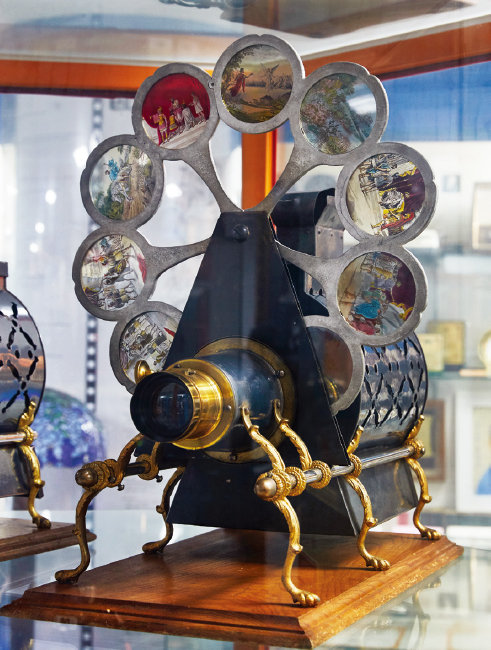페티본 환등기(Pettibone Magic Lantern, 1880, 미국). 매직 랜턴에 광학렌즈를 붙여 스크린에서 볼 수 있게 만든 최초 환등기. 영화 영사기의 시초로 볼 수 있다.
