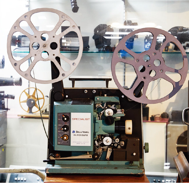 벨 앤드 하웰 영사기(BELL & HOWELL 16mm Filmsound Projector, 1960). 16㎜ 필름을 상영한 이동형 영사기다. 학교, 병원 등 공공장소에서 주로 사용됐다.