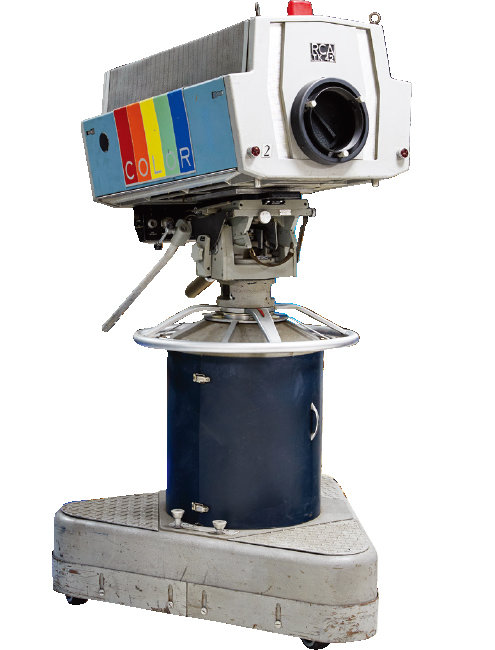 RCA TK 42 방송용 카메라(RCA TK42 Television Camera). 빛을 받는 튜브(수광부) 4개로 컬러 영상을 만들었다.