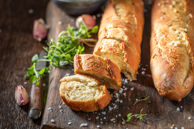 바게트는 프랑스에서 가장 보편적인 식품이다. 겉은 단단하지만 손으로 쉽게 찢어 먹을 수 있다. [Gettyimage]