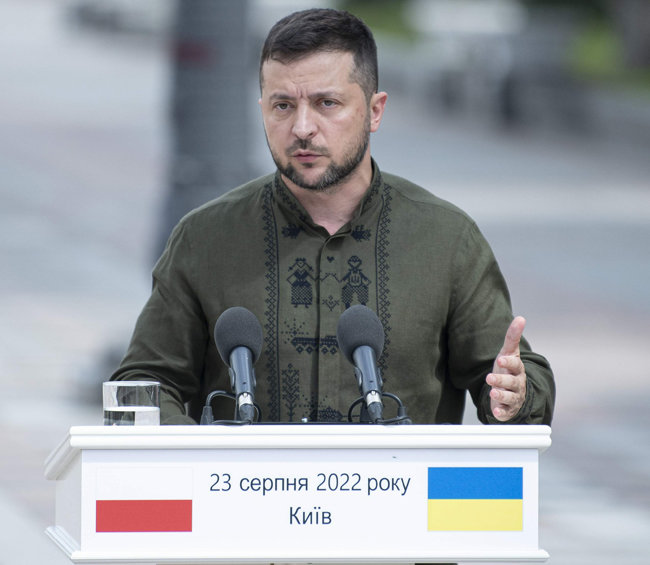 볼로디미르 젤렌스키 우크라이나 대통령이 8월 23일(현지시간) 크림반도 반환을 논의하는 국제회의체 ‘크림 플랫폼’ 참석을 위해 수도 키이우를 방문한 안제이 두다 폴란드 대통령과의 공동 기자회견에서 발언하고 있다. [AP 뉴시스] 