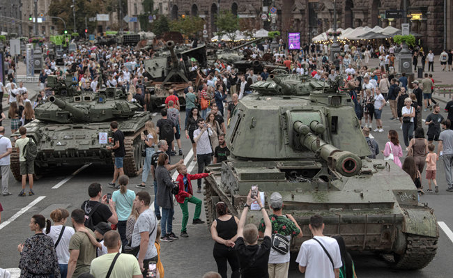 8월 20일(현지 시간) 우크라이나 수도 키이우 시민들이 거리에 전시된 러시아군 탱크와 장갑차 등을 구경하고 있다. 우크라이나 국방부는 8월 24일 독립기념일을 맞아 국민 사기를 높이기 위해 전쟁 기간 파괴하거나 탈취한 러시아군 무기와 장비들을 길에 전시했다. [AP 뉴시스]