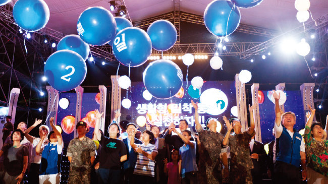 ‘2012 Korea United Festival Power Balloons’ 행사에서 ‘통일을실천하는사람들’ 창설 후 피날레로 풍선을 날리는 참가자들. [GPF]