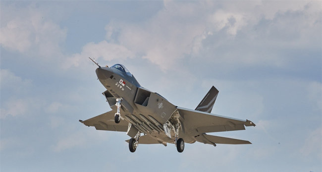 7월 19일 경남 사천시 KAI 비행장에서 첫 시험비행에 나선 국산 초음속 전투기 KF-21이 이륙 후 하늘로 날아오르고 있다. [방위사업청]