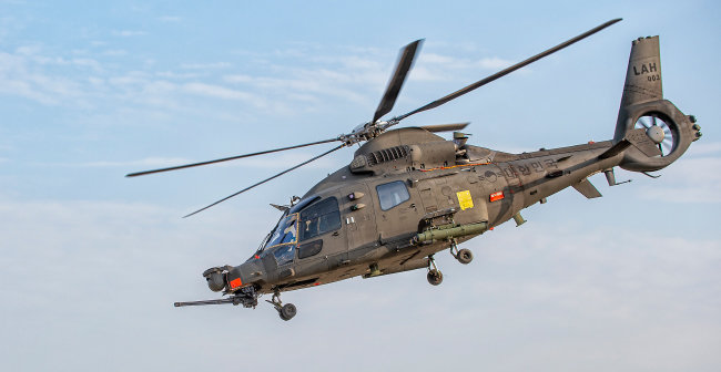 지난해 2월 24일 한국형 소형 무장 헬기 LAH가 경남 사천 KAI 비행장에서 시험비행을 하고 있다. [방위사업청]