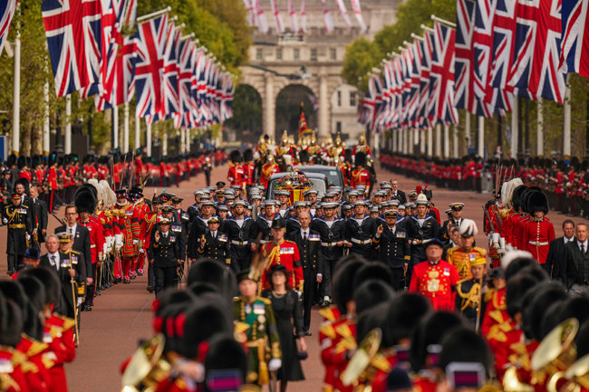 9월 19일 영국 런던 웨스트민스터 사원에서 엘리자베스 2세 여왕 장례식이 엄수된 뒤 운구 행렬이 웰링턴아치로 향하고 있다. 영국 근위병이 거리 양쪽에 도열해 있다. [런던=AP 뉴시스]