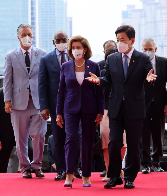 8월 4일 낸시 펠로시 미국 하원의장이 서울 여의도 국회 앞에서 김진표 국회의장과 이야기하며 걸어가고 있다. [뉴스1]