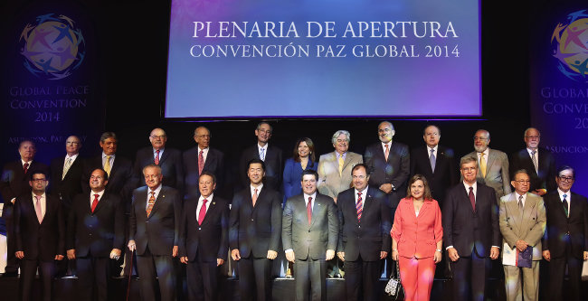 2014 GPLC 파라과이에서 카르테스 대통령 등 중남미 전현직 대통령들과 기념촬영하고 있는 문현진 의장. [GPF]