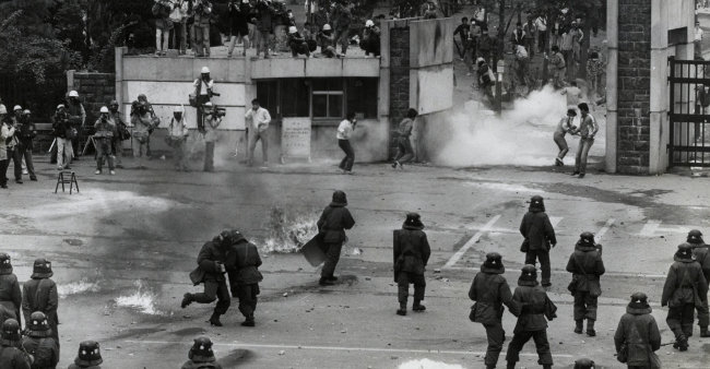 1989년 5월 대학가 시위 현장에서 운동권 학생들이 화염병과 돌을 던지며 반정부 투쟁을 벌이고 있다. [동아DB]