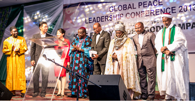 2013 나이지리아 글로벌 피스 리더십 콘퍼런스에서 선데이 오누오하 주교 등 기독교와 이슬람 지도자들이 ‘원 패밀리 언더 갓’ 비전으로 나이지리아 종교분쟁 해결을 결의하며 기념촬영을 했다. 왼쪽에서 두번 째가 문현진 의장. [GPF]