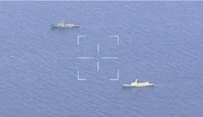 대만 국방부가 ‘대만해협 중간선’을 사이에 두고 중국군과 대만군 함정이 대치하고 있는 사진을 8월 10일 공개했다. 두 함정 사이에 하얀색으로 표시된 지점이 중간선으로 추정된다. [국방부]