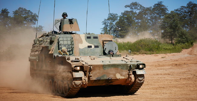 K-77 사격지휘장갑차는 포병 부대의 지휘 및 사격 통제를 담당한다. [한화디펜스]