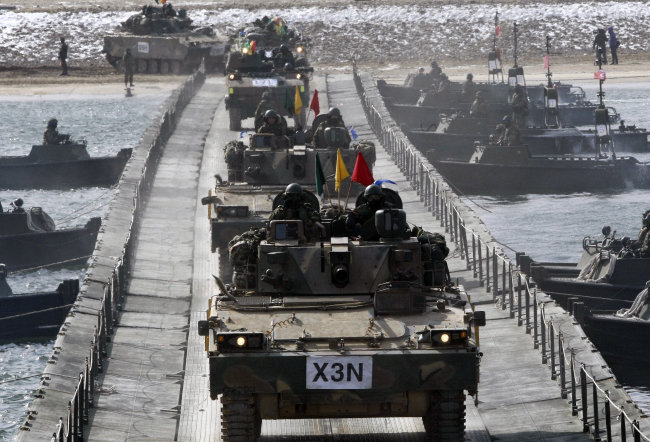 2012년 경기 여주시 남한강 일대 육군 20사단 혹한기 전술훈련에서 K-21 장갑차가 도하 훈련을 하고 있다. [동아DB]