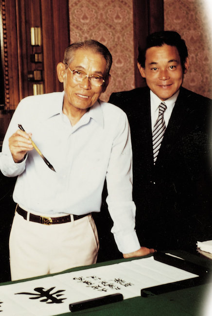 1980년 이병철 삼성그룹 창업주(왼쪽)와 이건희 삼성전자 회장이 함께 찍은 사진. [삼성전자]