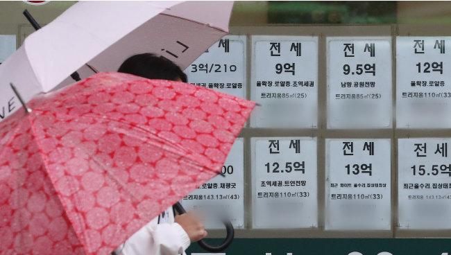 서울 시내 한 공인중개사 사무소에 적혀 있는 아파트 매매 및 전·월세 가격표. [뉴스1]