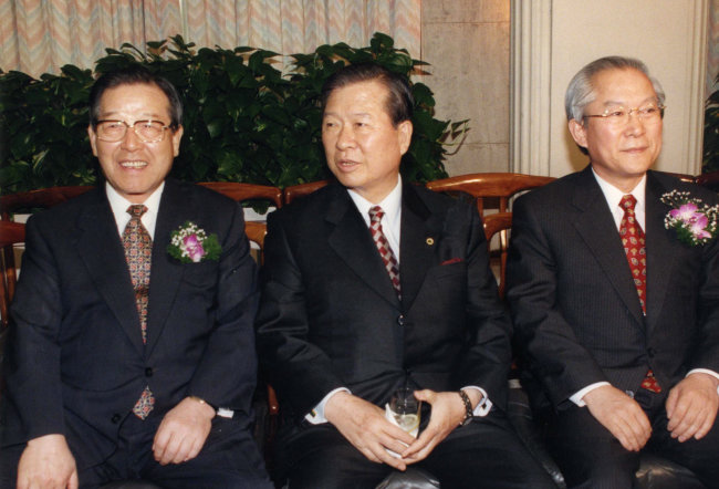 1997년 4월 24일 사진기자의 날 기념식장에서 이회창 당시 신한국당 총재와 김대중 국민회의 총재, 김종필 자민련 총재(오른쪽부터)가 만나 환담하고 있다. [동아DB]
