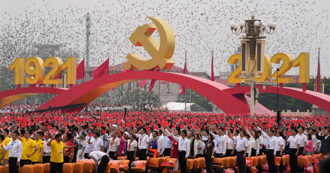 중국공산당 창당 100주년 기념식이 열린 2021년 7월 1일 베이징 톈안먼(天安門) 광장에 100주년을 상징하는 조형물이 설치됐다. [베이징=AP 뉴시스]