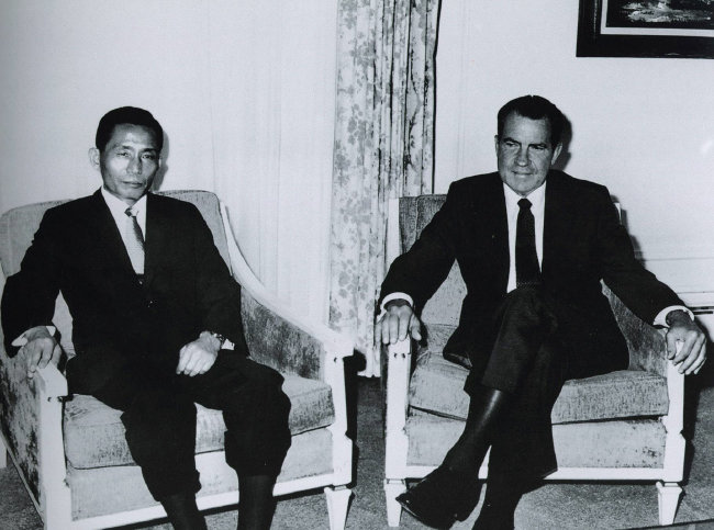 1969년 8월 22일 박정희 당시 대통령이 리처드 닉슨 미국 대통령과 정상회담을 하고 있다. 이동원 전 외교부 장관은 회고록을 통해 박 대통령이 닉슨의 푸대접에 대해 서운함을 드러냈다고 밝혔다. [동아DB]