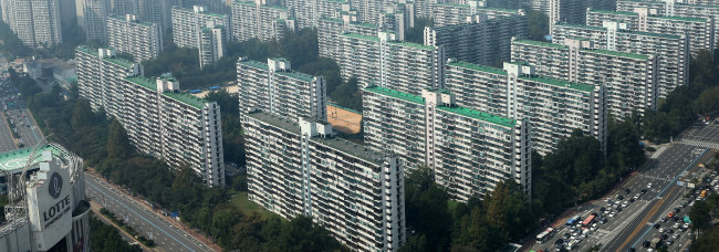 금리인상에 거래 절벽까지 겹치면서 서울 아파트값이 10월 6일 기준 역대 최대 폭으로 하락했다. [뉴시스]