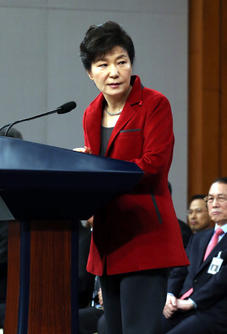 2015년 1월 12일 청와대에서 열린 새해 기자회견에서 박근혜 대통령이 배석한 국무위원들을 돌아보고 있다. [동아DB]