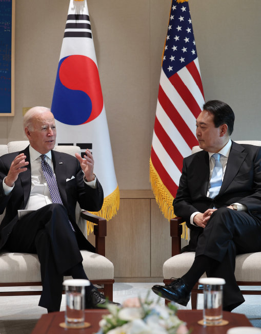 윤석열 대통령(오른쪽)과 조 바이든 미국 대통령이 5월 21일 서울 용산 대통령실에서 핵심 관계자들만 참석한 가운데 소인수 정상회담을 하고 있다. [대통령실]