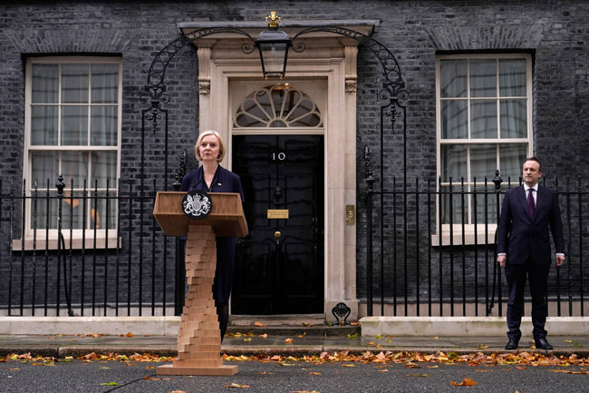 10월 20일 리즈 트러스 당시 영국 총리(왼쪽)가 런던 다우닝가 10번지 총리관저 앞에서 긴급 기자회견을 열고 굳은 표정으로 사임 의사를 밝히고 있다. 취임 45일 만에 사임해 ‘영국 역사상 최단명 총리’가 됐다. [AP 뉴시스]