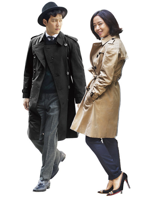버버리가 2013년 9월 27일 아이코닉한 트렌치코트와 그것을 입는 사람들을 기념하는 프로젝트인 ‘아트 오브 더 트렌치 서울’에 참여한 배우 이정재(왼쪽)와 전도연의 사진을 공개했다. [버버리]