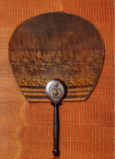 직조비단미선(織造緋緞尾扇). 약 400년 전 제작 추정. 직접 무늬를 넣는 방식으로 제작됐다.