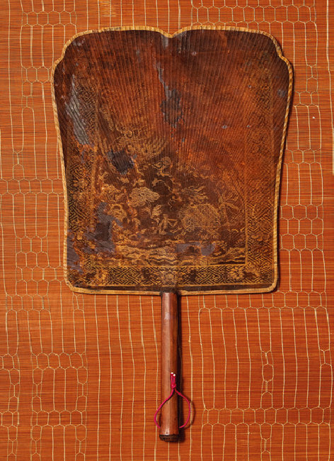 직조비단 수미선(織造緋緞 繡尾扇). 약 400년 전 제작 추정. 수가 놓인 모양에서 금칠 흔적을 볼 수 있다.