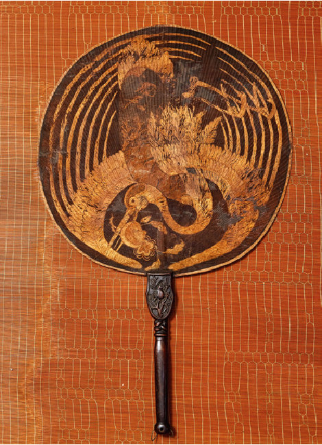 직조비단 선학수원선(織造緋緞 仙鶴繡圓扇). 약 400년 전 제작 추정. 학의 머리 위에서 금칠 흔적이 나타난다.