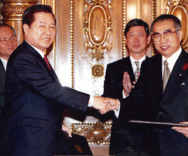 1998년 10월 8일 도쿄 영빈관에서 당시 김대중 대통령과 오부치 게이조 총리가 이른바 ‘김대중오부치 선언’으로 불리는 ‘21세기 새로운 한일 파트너십 공동선언’에 서명 후 악수를 나누고 있다. [동아DB]