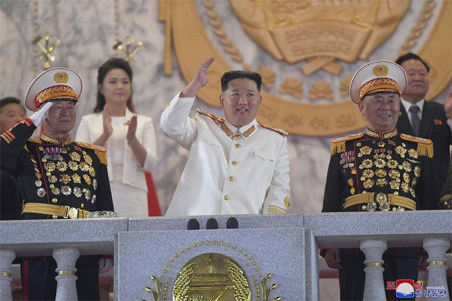2022년 4월 24일 열병식에서 박정천 북한 노동당 중앙군사위 부위원장(왼쪽)이 김정은 노동당 총비서 옆에 서 있다. [동아DB]