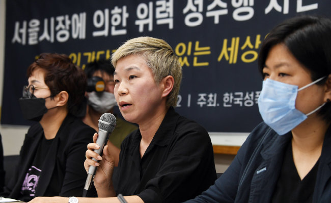 2020년 7월 13일 서울 은평구 한국여성의전화 교육관에서 열린 ‘서울시장에 의한 위력 성추행 사건 기자회견’에서 발언하는 김재련 변호사. [사진공동취재단]