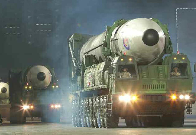 11월 3일 북한은 미국 본토 타격까지 가능한 화성-17형 추정 대륙간탄도미사일(ICBM) 포함 탄도미사일 6발을 동해로 발사했다. 사진은 4월 조선인민혁명군 창군 90주년을 맞아 실시한 열병식에서 화성-17형이 이동식발사차량(TEL)에 탑재된 모습. [뉴스1]